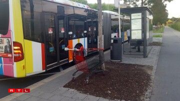 Joe aime bien les transports en commun.