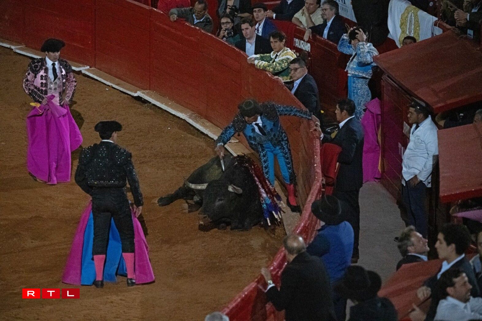 Beim Kampf e Sonndeg: Wann de Stéier bis um Enn ass, versetzt een Torero dem Déier mat engem Messer de leschten Doudesstéch.