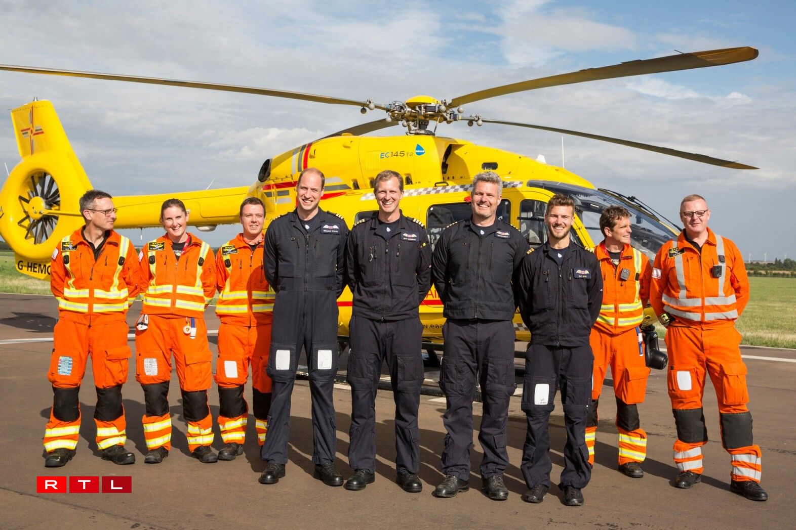 De Prënz William mat senger Ekipp bei senger leschter Schicht als Rettungshelikopter-Pilot.
