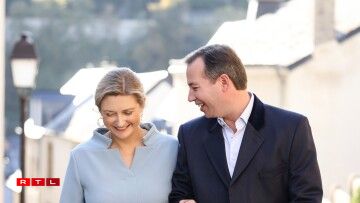 Fir déi besonnesch Occasioun huet den Haff e Mëttwoch nei Fotoen vun der Koppel publizéiert.