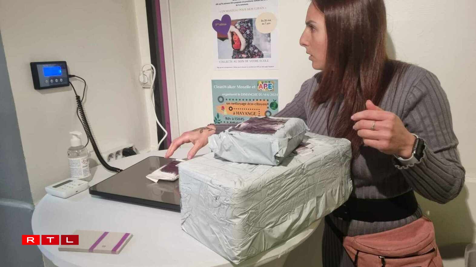 Jennifer Pignanelli en train de peser des colis, facturés à partir de 3,5 euros les 100 grammes.