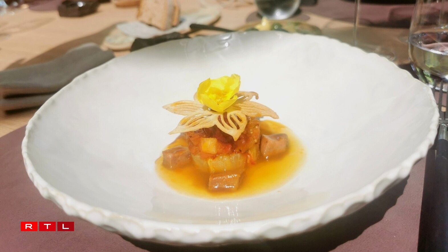 Les cubes de canette, Yakitori et poivre vert de Cyril Molard servies avec des tomates cuites au barbecue, fleurs jaunes et cassis préparées par René Mathieu.