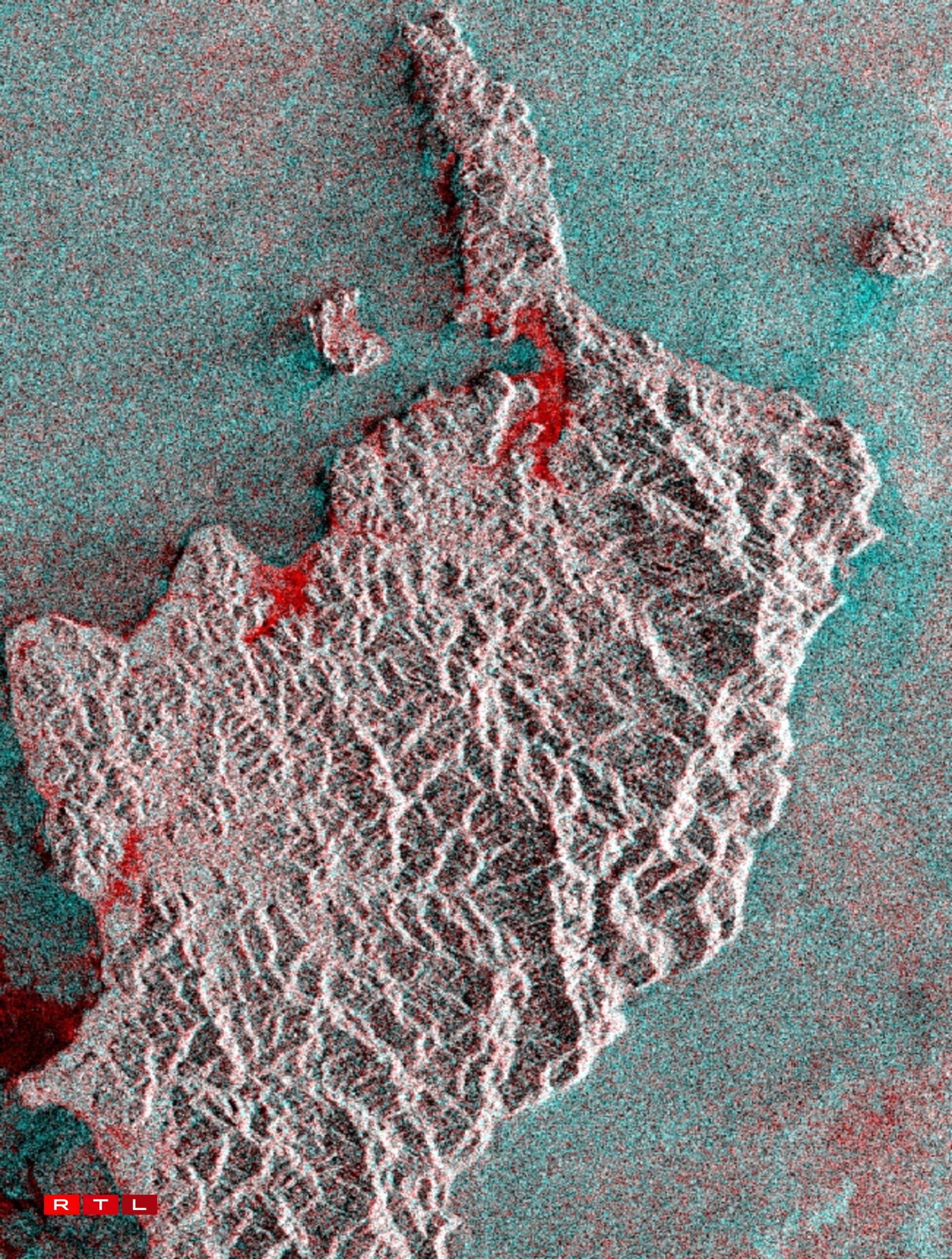 Satellitte-Foto vun de Schied vum Tsunami bei der Insel