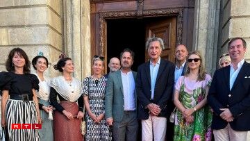 (1re rangée, de g. à dr.) Florence Reckinger Taddei, présidente de Lët'z Arles ; n.c. ; n.c. ; Sam Tanson, ministre de la Culture ; Xavier Bettel, Premier ministre, ministre d'État ; Patrick de Carolis, maire d’Arles ; S.A.R. la Grande-Duchesse héritière ; S.A.R. le Grand-Duc héritier