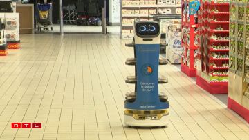 Ce troisième robot, lui, se contente de faire des allers-retours dans l'allée principale de l'hypermarché, mais les clients peuvent néanmoins l'arrêter pour interagir avec lui, utiliser sa tablette tactile...