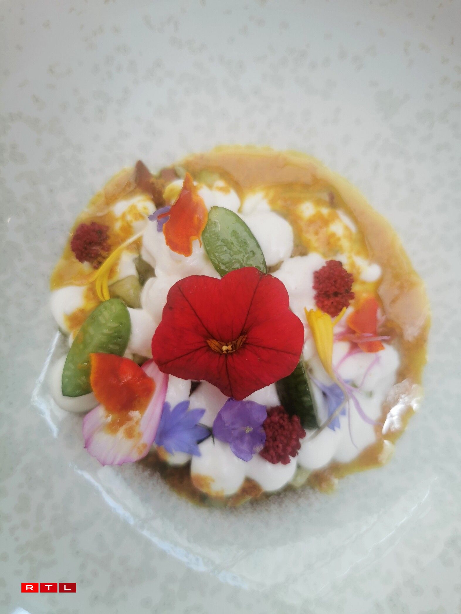 ... la fraîcheur d'été, concombre, pêche et fleurs Sakura de René Mathieu.