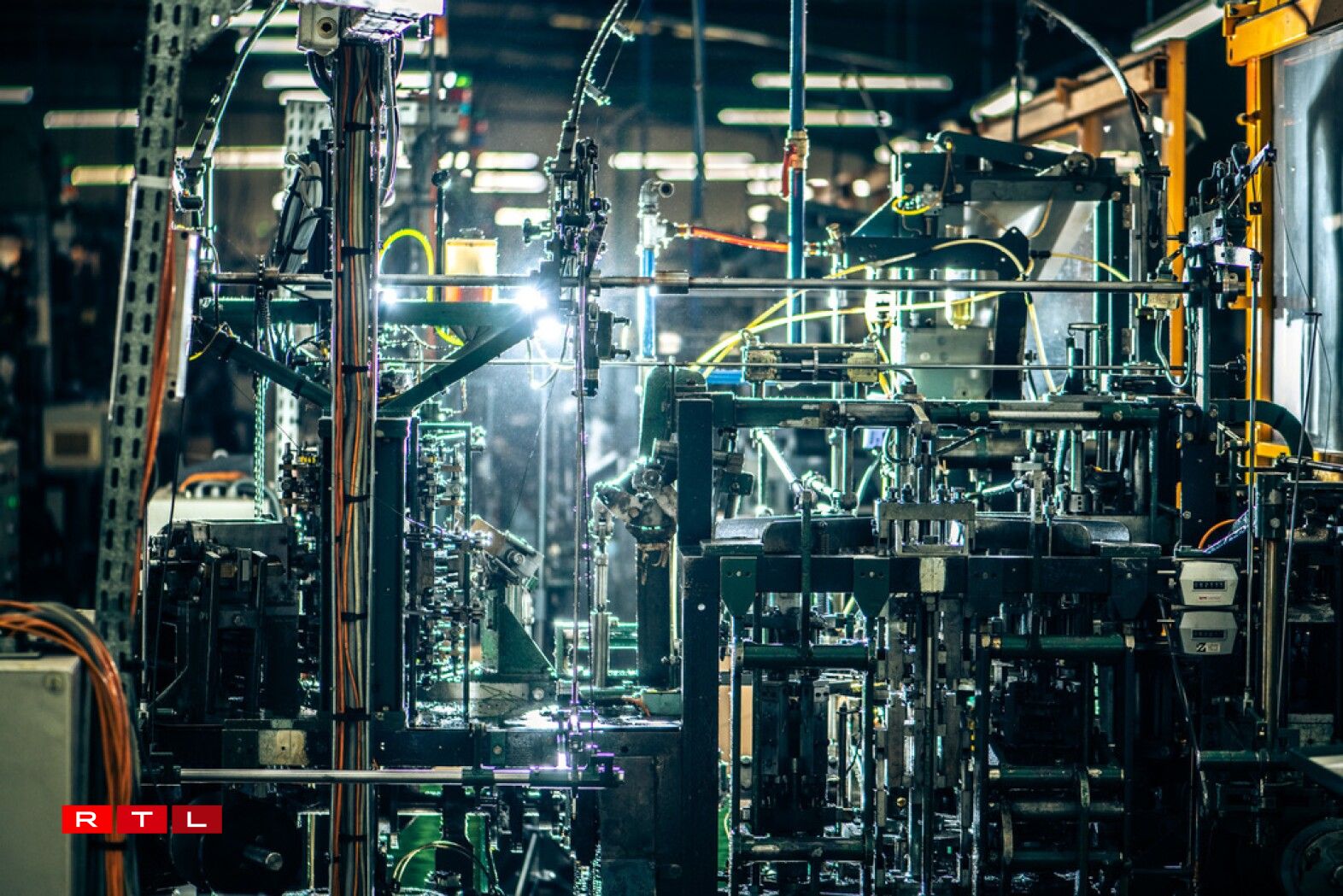 Des machines qui ressemblent à des métiers à tisser.