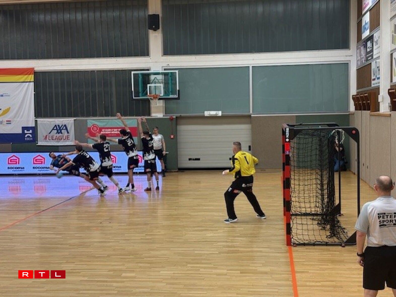 Fir déi puer Sekonne Sport ware schätzungsweis eng ronn 350 Leit an d'Hal komm.