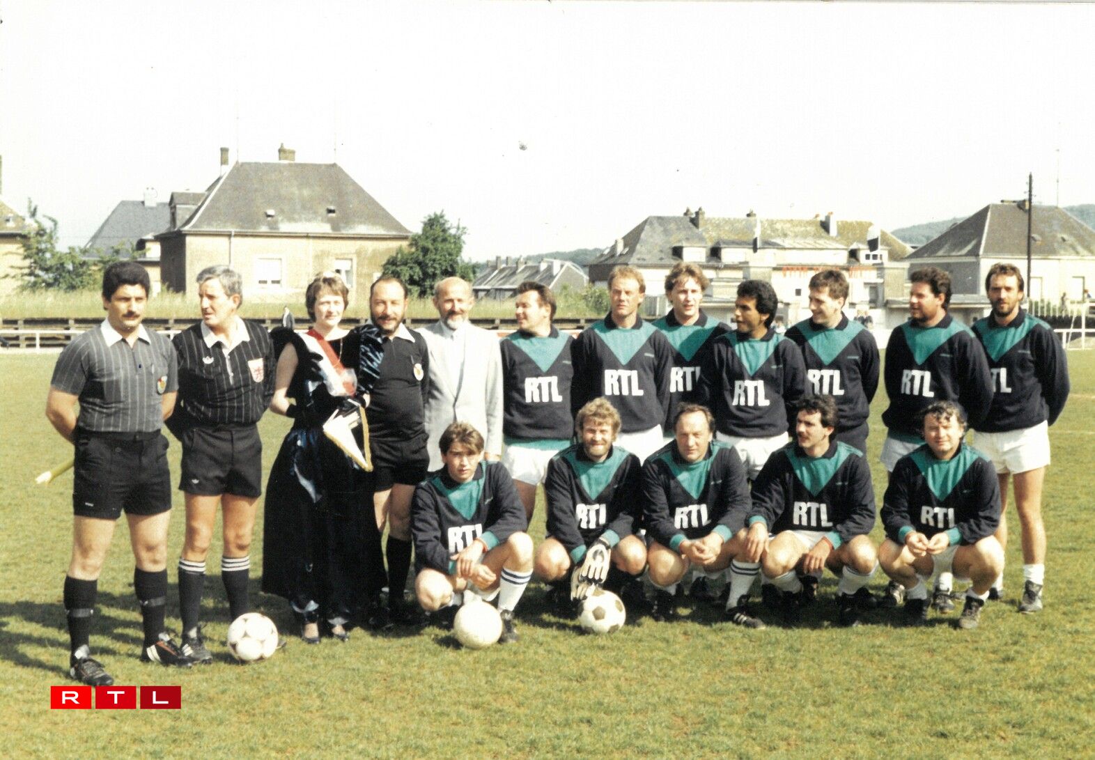 Nach ee Match mat der RTL-Ekipp, warscheinlech zu Suessem. De Jeannot Muller knéit an der éischter Rei ganz lénks.