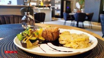 Le mignon de veau en croûte de bacon noisettes, avec son gratin dauphinois à la truffe noire et sa sauce corsée, est à la carte pour 40€.