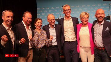 Les poings levés de la victoire et les francs sourires entourent Luc Frieden, tête de liste du CSV et, sans doute futur Premier ministre du pays (au centre de la photo). Lui est plus sur la retenue, c'est davantage son tempérament. Sa colistière et coprésidente du parti, Elisabeth Margue est heureuse d'avoir atteint, ensemble, l'objectif: faire revenir le CSV au gouvernement. Dans l'incontestable position du parti le plus fortement représenté à la Chambre des députés (21 sièges sur 60). Cette fois les chrétiens-sociaux redétiennent les clefs du futur gouvernement.