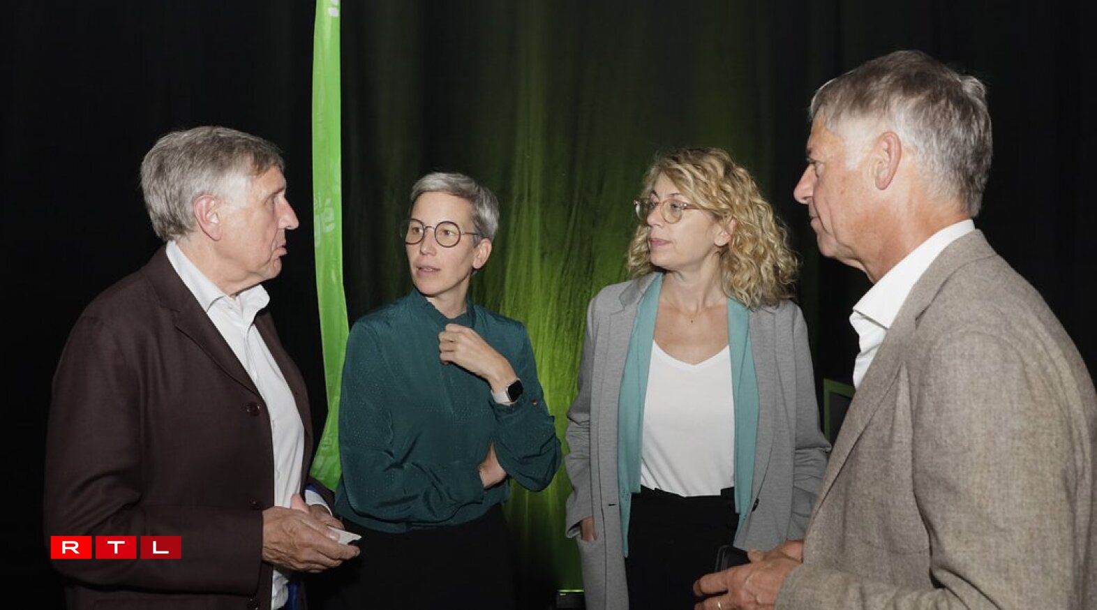 Quatre ministres aux mines dépitées. Les visages de François Bausch, ministre de la Mobilité, Sam Tanson, ministre de la Justice et seule tête de liste, Joëlle Welfring, ministre de l'Environnement, et Henri Kox, ministre du Logement non réélu en tant que député, en disent long sur la défaite historique des Verts. Le