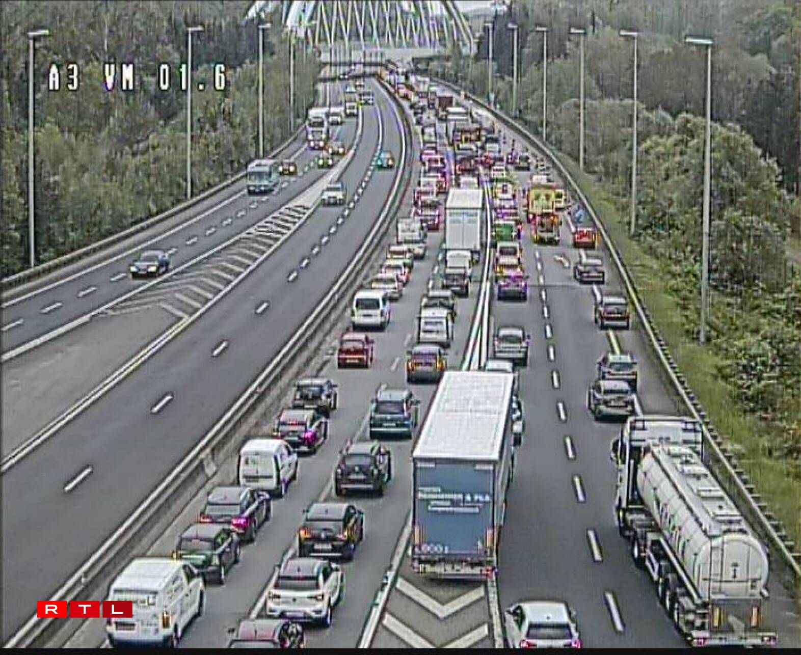 À la croix de Gasperich, l'A3 est, comme d'habitude, complètement saturée.