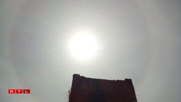 D'Sonn schwieft wéi eng Kugel iwwert dem Tuerm vun der Buerg Branebuerg.