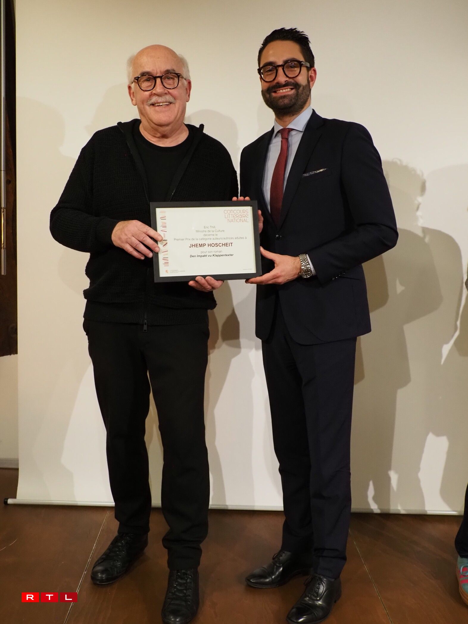(de g. à dr.) Jhemp Hoscheit, auteur ; Eric Thill, ministre de la Culture