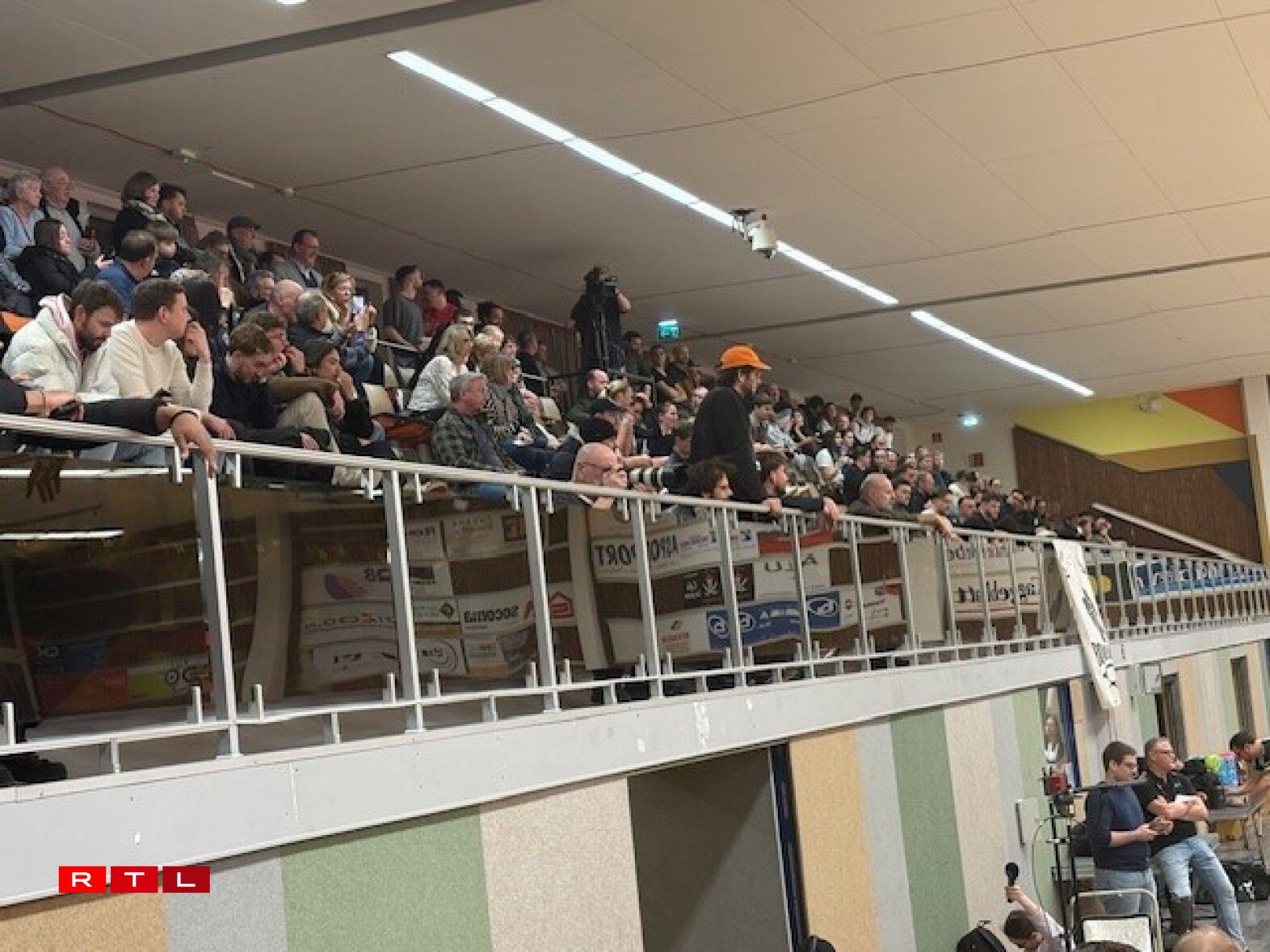 Fir déi puer Sekonne Sport ware schätzungsweis eng ronn 350 Leit an d'Hal komm.