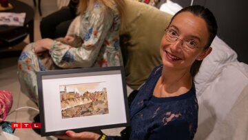 D'Sara Colzani mécht faarweg Poschen an illustréiert och. Si weist eis eng vun hiren Illustratioune vun der Stad Lëtzebuerg - mat Kaffi gemaach.