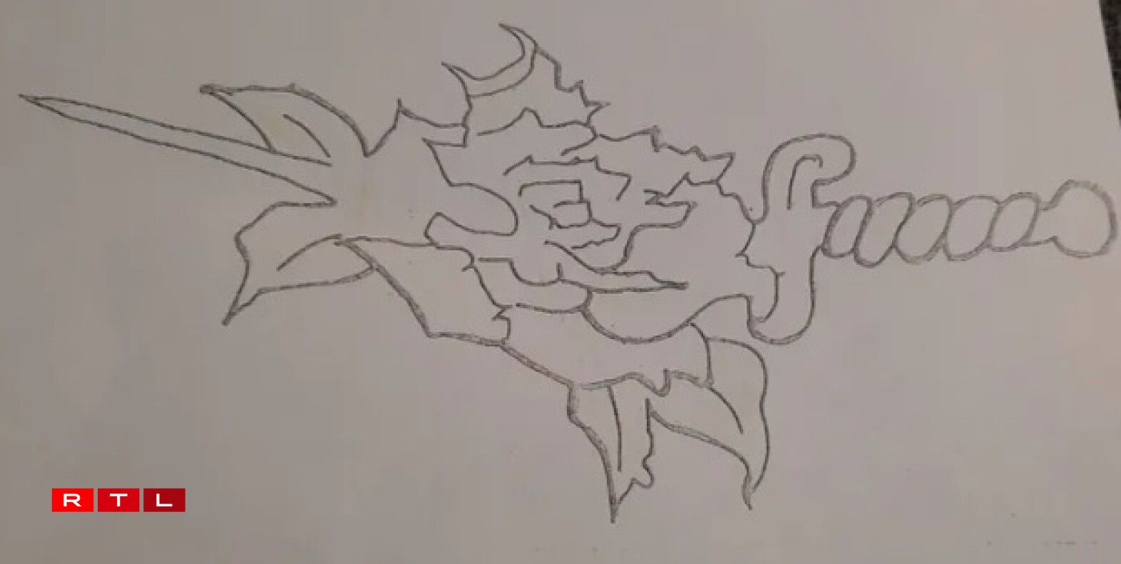 Le tatouage représentant un poignard et une rose.