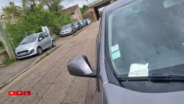 Des voitures stationnées rue Neuve à Uckange.