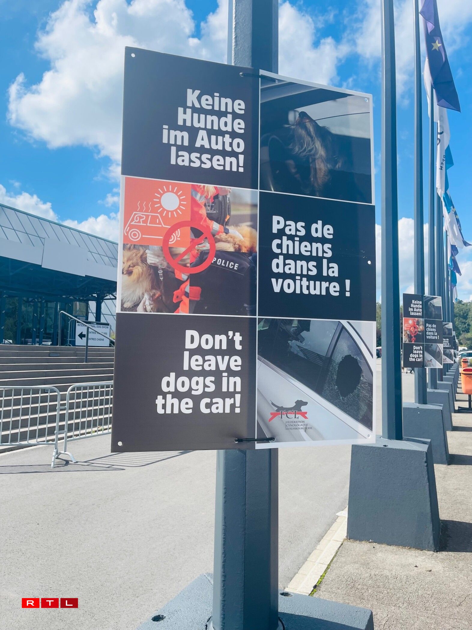 Affichen erënneren drun, dass keen Déier dierf am Auto gelooss ginn, an dass, wann néideg, d'Police geruff gëtt.