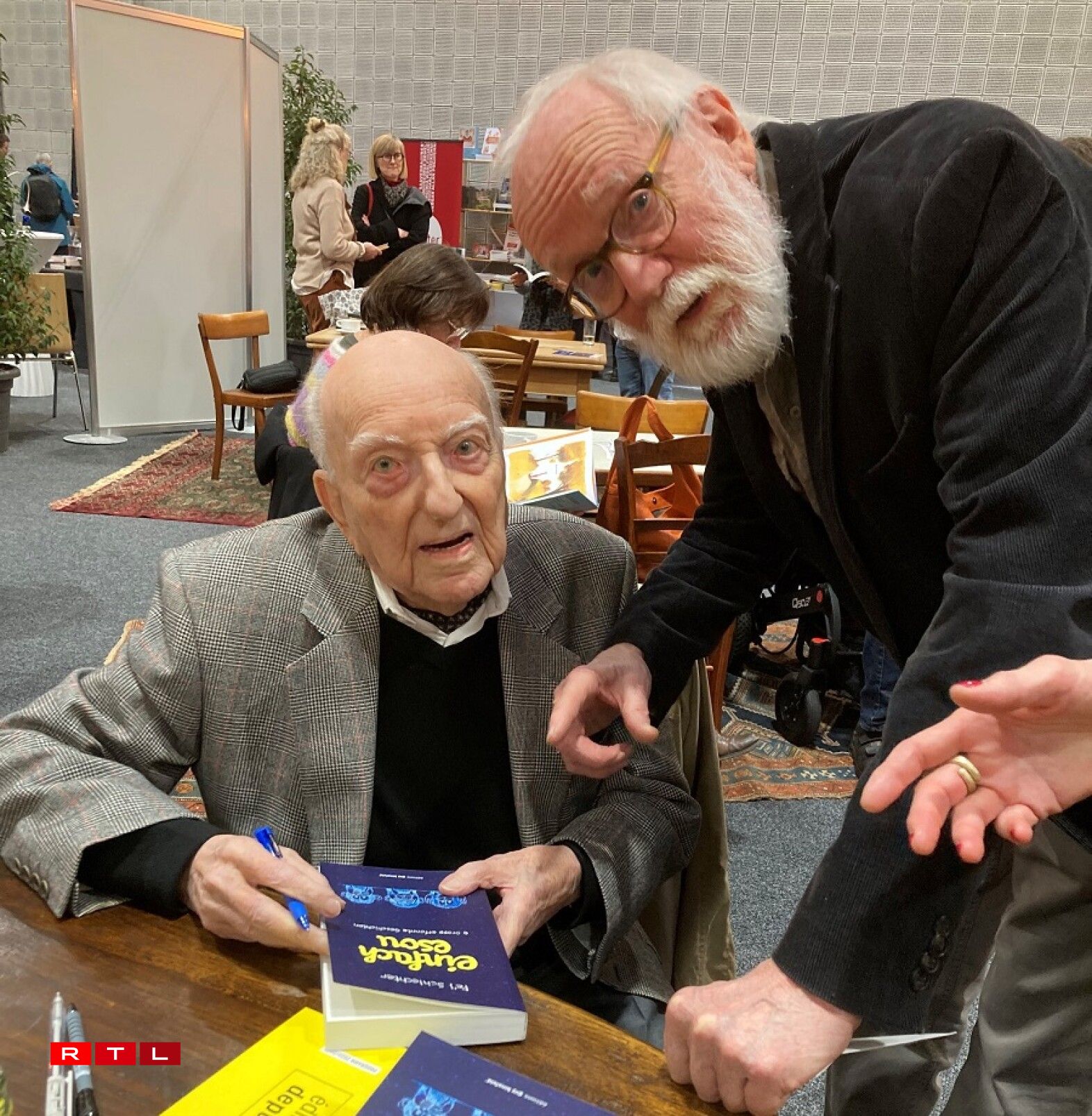 De Pe'l Schlechter (102 Joer) mat sengem Jong Pit Schlechter, den och Schrëftsteller ass