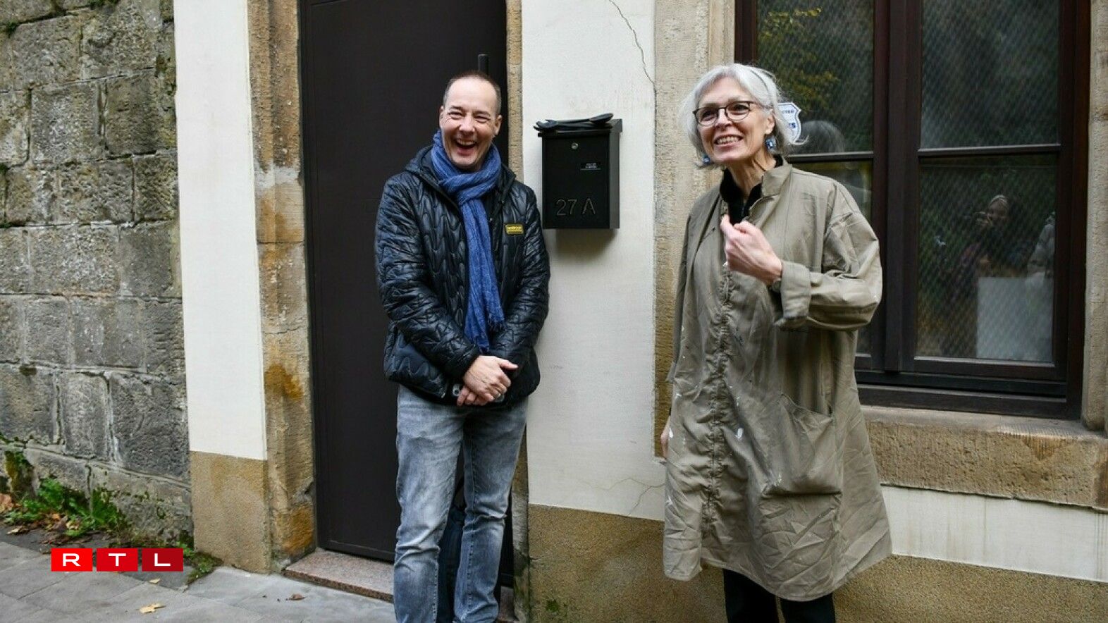 Den Auteur Tom Hillenbrand zesumme mat der Kënschtlerin Florence Hoffmann nieft der neier Bréifkëscht vum fiktive Personnage Xavier Kieffer.