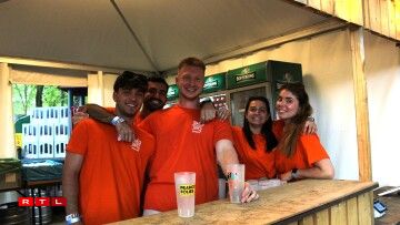 Quentin, Emma et d'autres bénévoles au lancement du festival sur le site du parc Gaalgebierg.