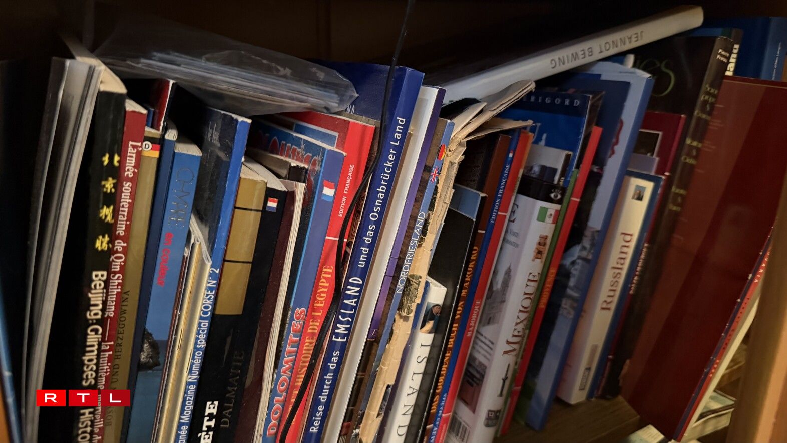 Ufanks huet d'Maisy Fangerhitt vun hire Reese matbruecht, méi spéit huet si Bicher aus deene Länner matbruecht.