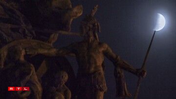 Ici photographiée derrière le monument de l'Indépendance à Sao Paulo au Brésil.