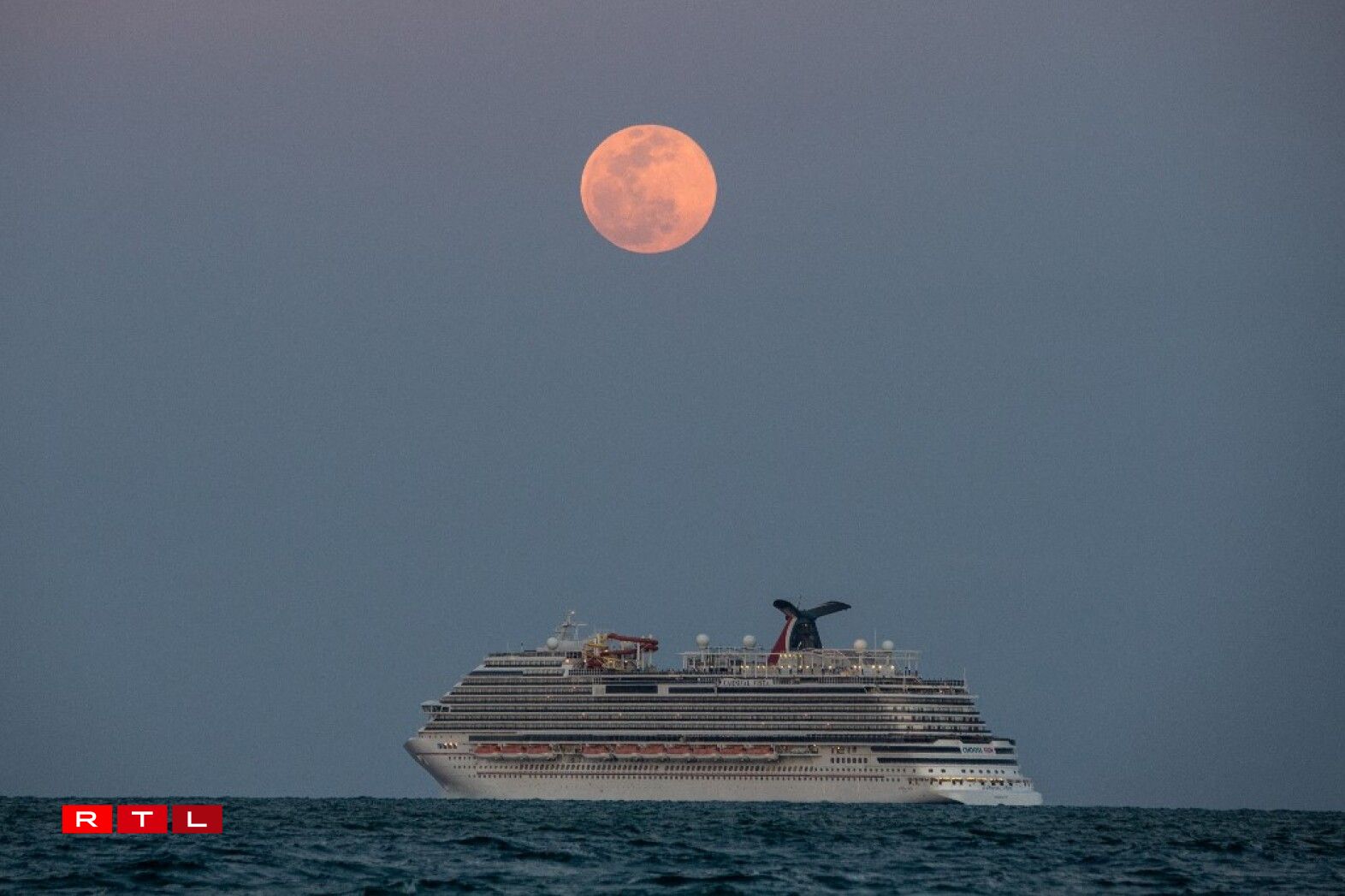 La Lune photographiée au-dessus d'un bateau de croisière au large de Miami.