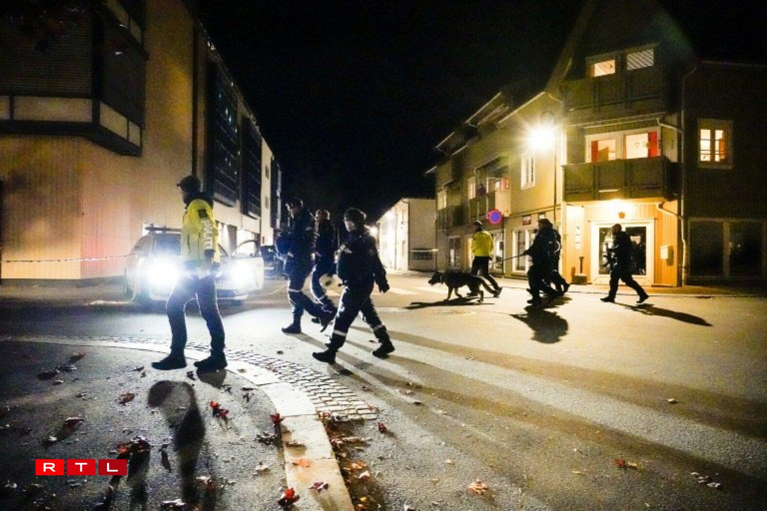 La police norvégienne patrouille les rues de Kongsberg le 13 octobre 2021