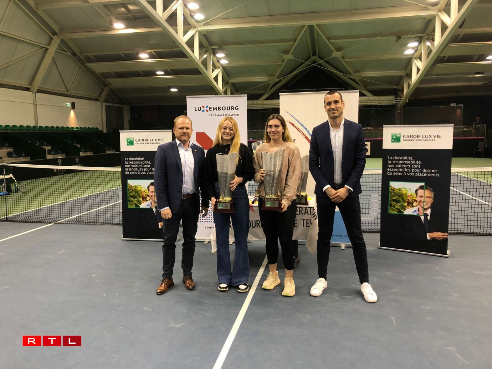 Eleonora Molinaro a Lucie Rabiot, d'Gewënnerinnen am Dubbel.