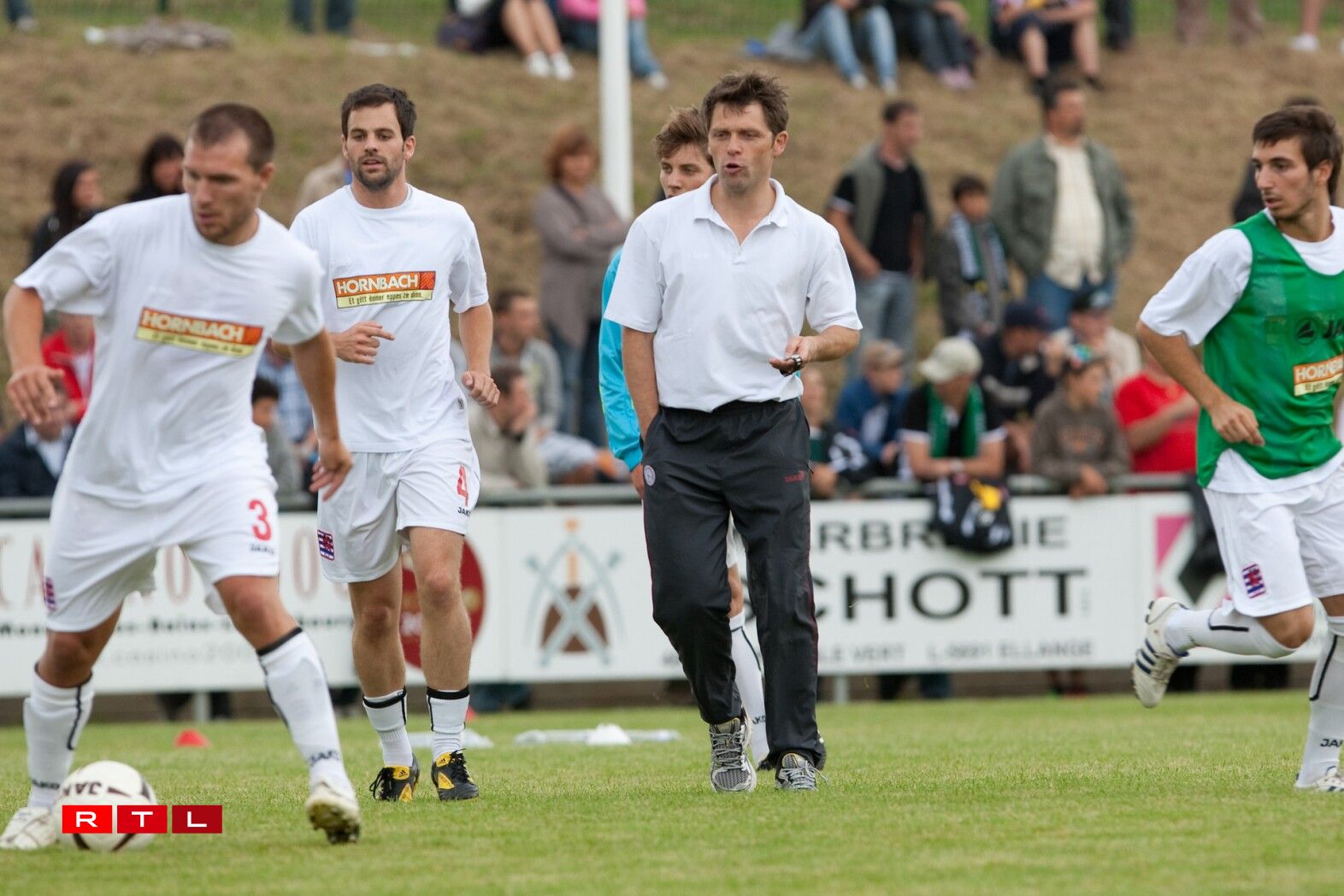 Nëmmen een Dag nodeems de Guy Hellers zeréckgetruede war, hat de Luc Holtz de 4. August 2010 mat der Nationalekipp en Testmatch géint Borussia Mönchengladbach.