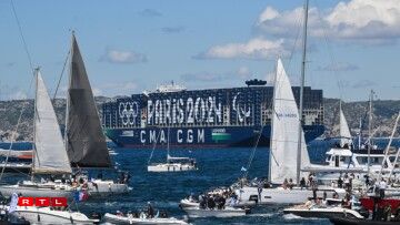 Eng maritim Parad gouf fir d'Arrivée organiséiert.