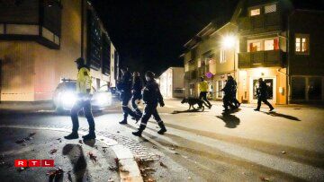 La police norvégienne patrouille les rues de Kongsberg le 13 octobre 2021