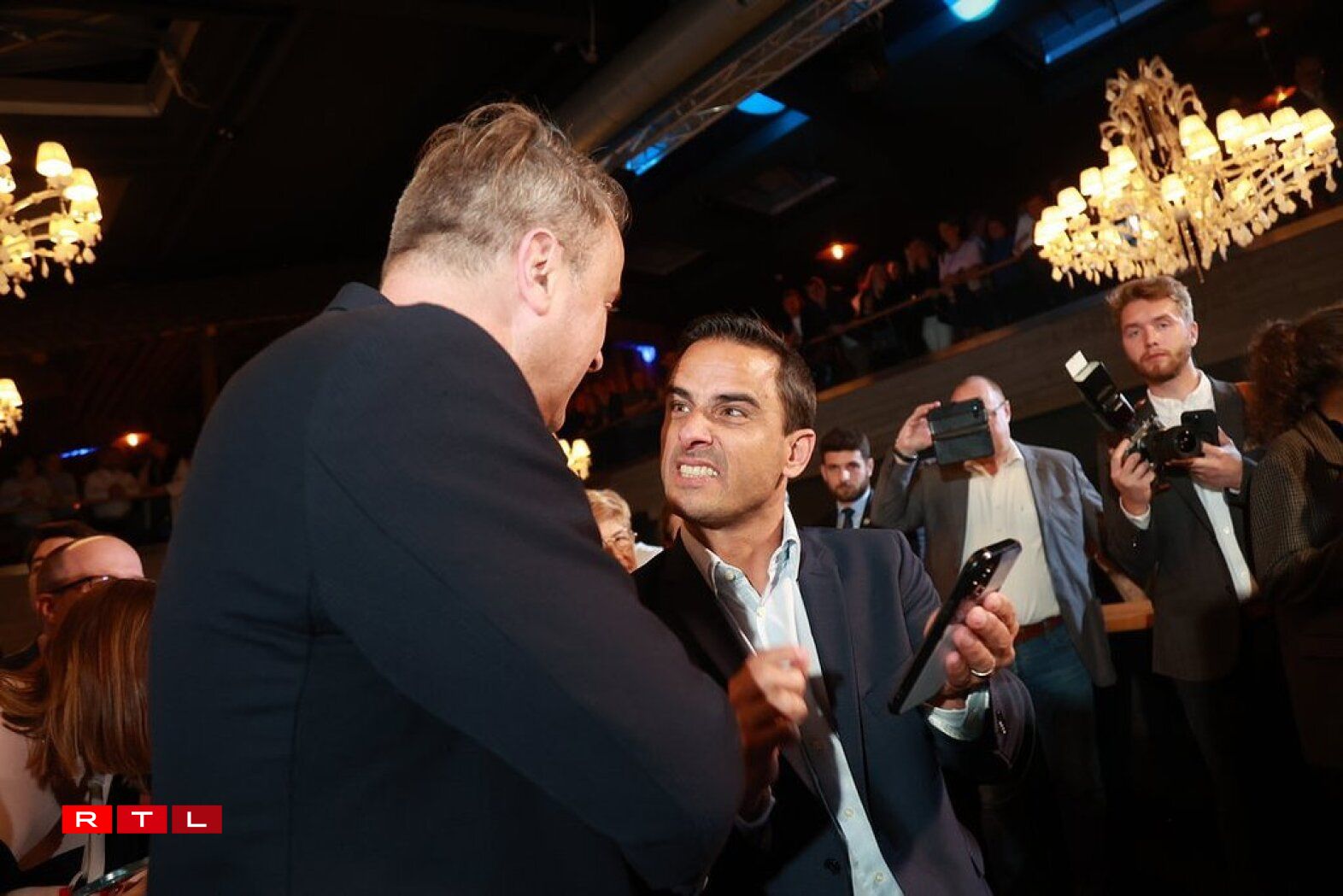 Tel un sprinteur qui passe la ligne, Max Hahn, devenu ministre de la Famille en juin, exulte. Xavier Bettel (de dos) sait que son parti sort renforcé de dix années au pouvoir. Le DP gagne deux sièges au parlement et reste un partenaire de coalition plus crédible que jamais avec ses 14 sièges.