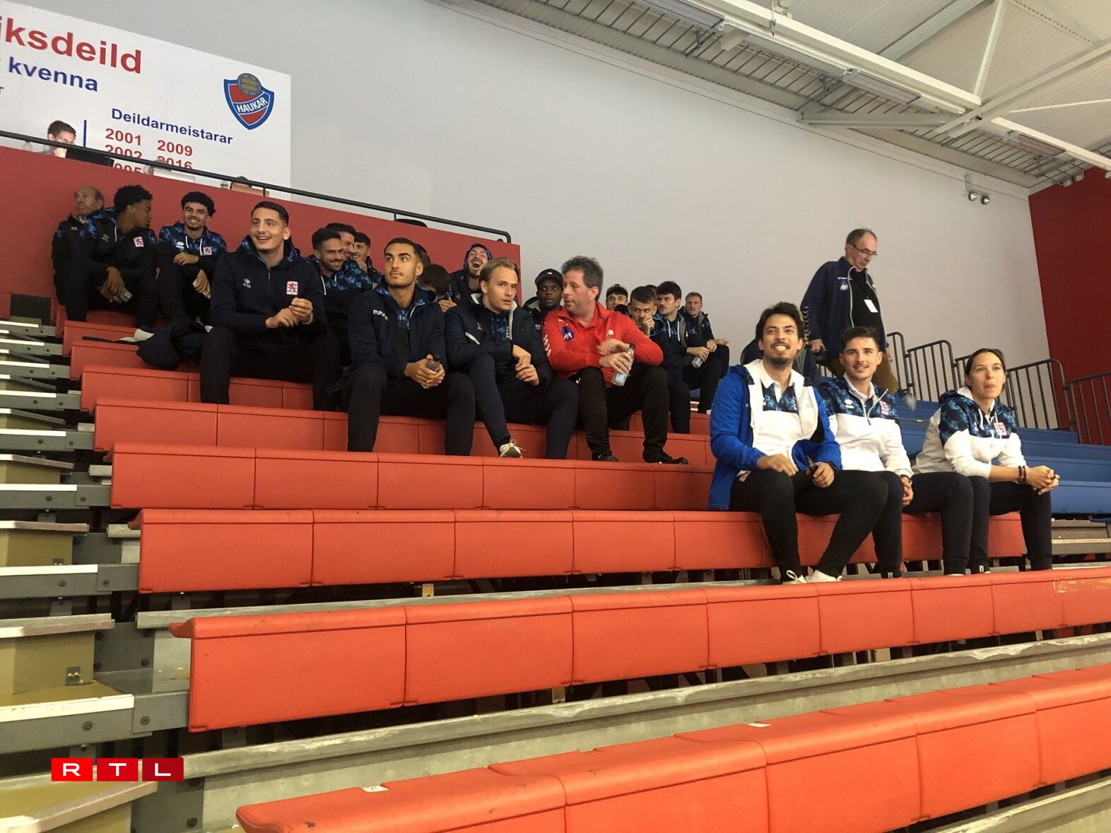 L'équipe nationale luxembourgeoise de football se trouve actuellement aussi en Islande pour son match de qualification pour l'Euro. Les footballeurs luxembourgeois ont profité de l'occasion pour aller soutenir les handballeuses.