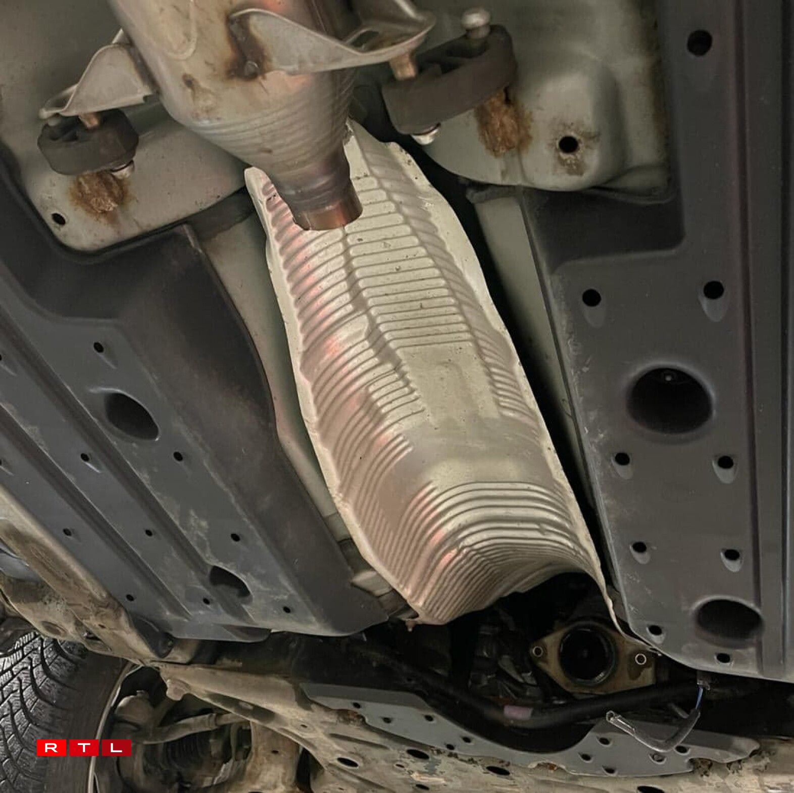 Thierry a pris en photo ce qui reste de son pot catalytique... Un travail de