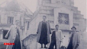 Zu Hussigny beim « Monument aux Morts » , lénks den Eugène Leger(Passeur), riets den Albert Ungeheuer (Passeur), 2. vu lénks de Camille Sutor an riets niewt him den Arthur Peiffer.