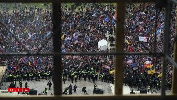 Les manifestants s'amassent devant le Capitole le 6 janvier 2021