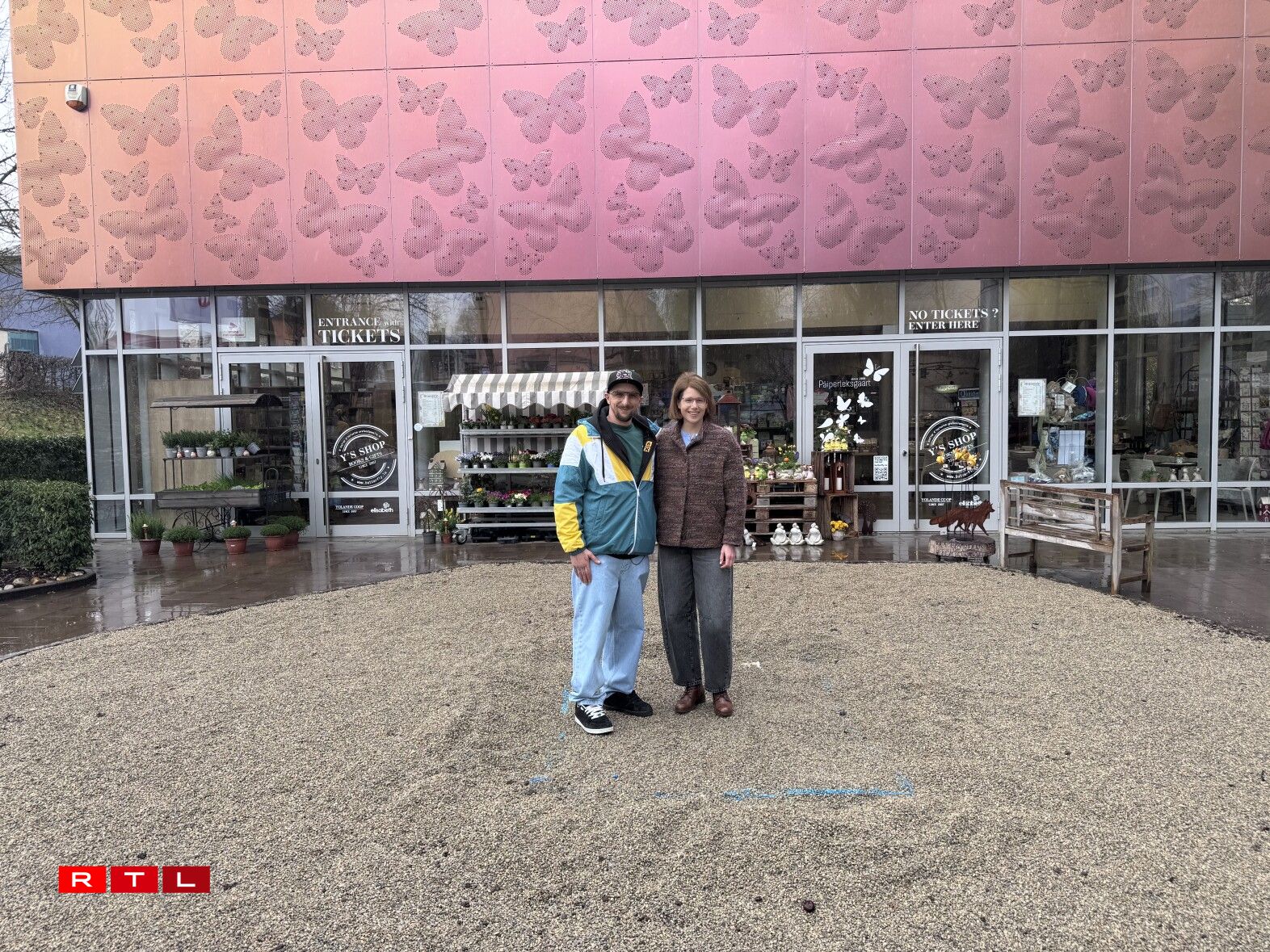 De Kënschtler Änder Scholtes an d'Direktesch vum Päiperleksgaart Maud Hansen op der Plaz, op där normalerweis den Elefant steet.