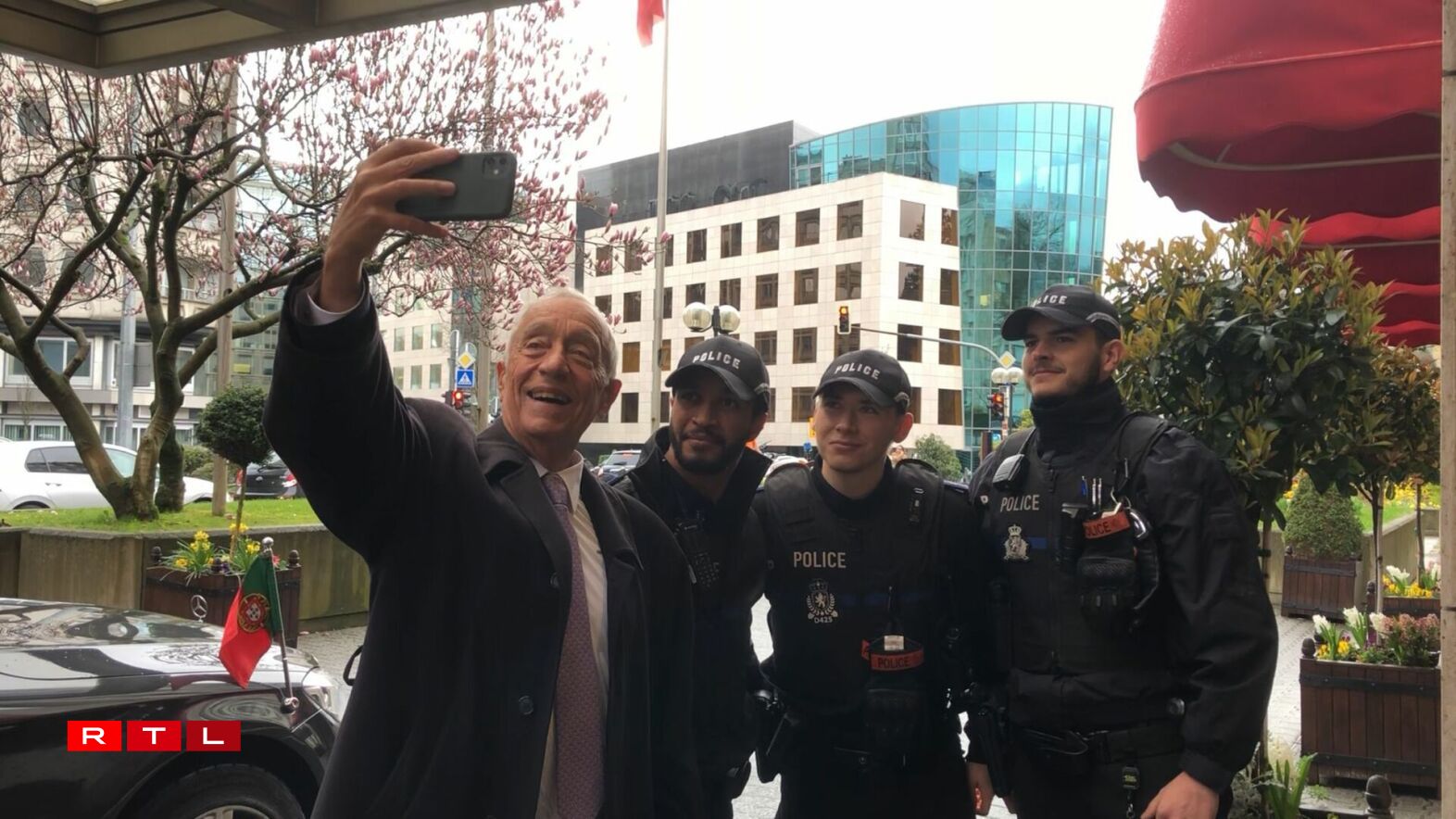 De portugisesche President Macelo Rebelo de Sousa laacht fir ee Selfie mat der Police.
