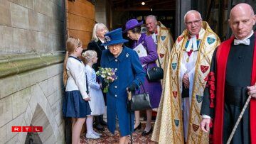 D'Queen beim Verloossen vun der Westminster Abbey zu Londen den 12.10.2021. Et war déi éischte Kéier zanter 17 Joer, datt een d'Kinnigin mat Bengel goe gesinn huet.