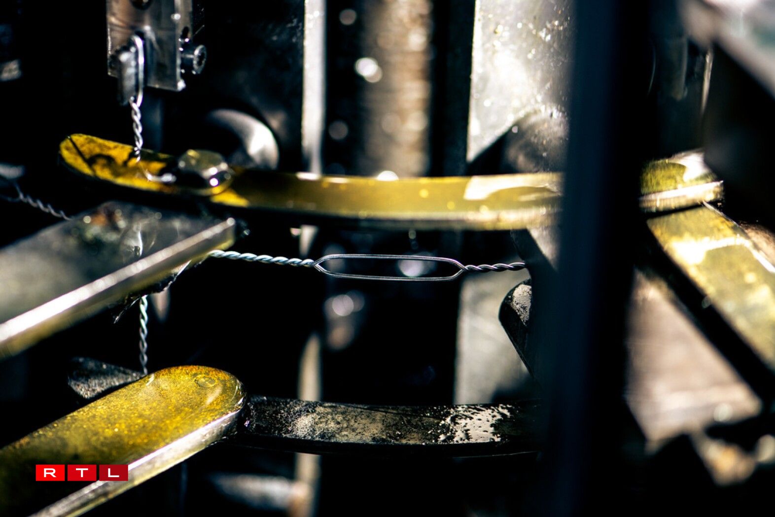 Les fils sont tordus pour monter des formes.