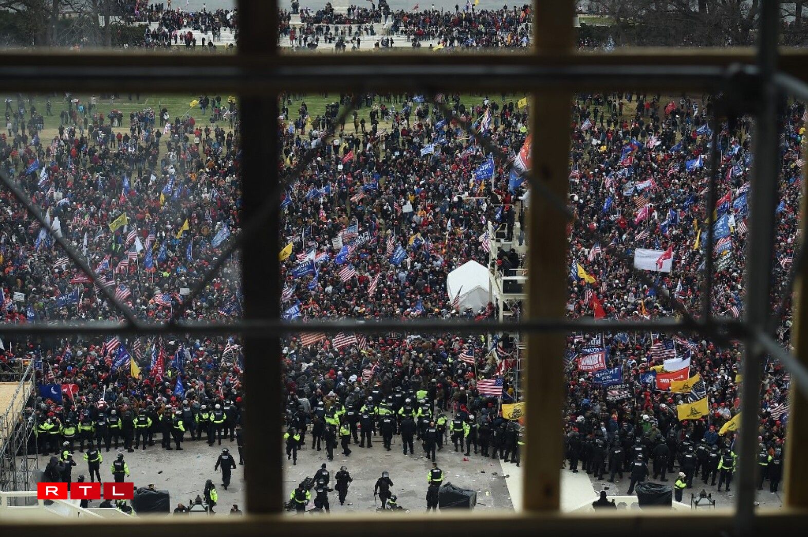 Les manifestants s'amassent devant le Capitole le 6 janvier 2021