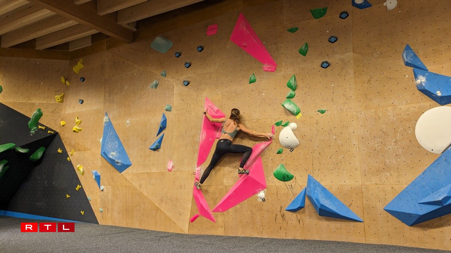 Annick est une grimpeuse chevronnée. Elle s'attaque ici à un bloc très exigeant.