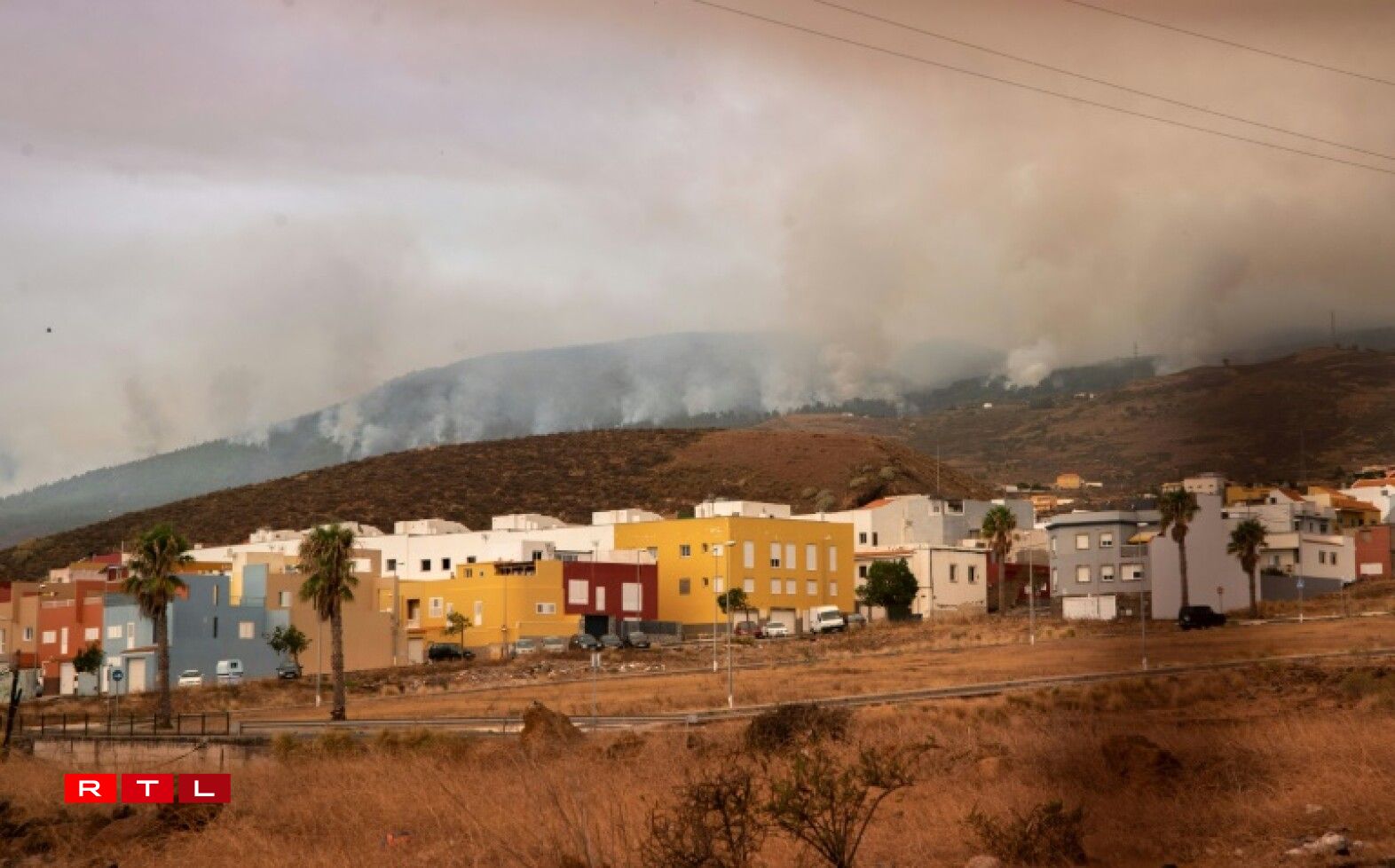 Les fumées de l'incendie qui ravage la région de Candelaria, sur l'île espagnole de Tenerife, le 17 août 2023