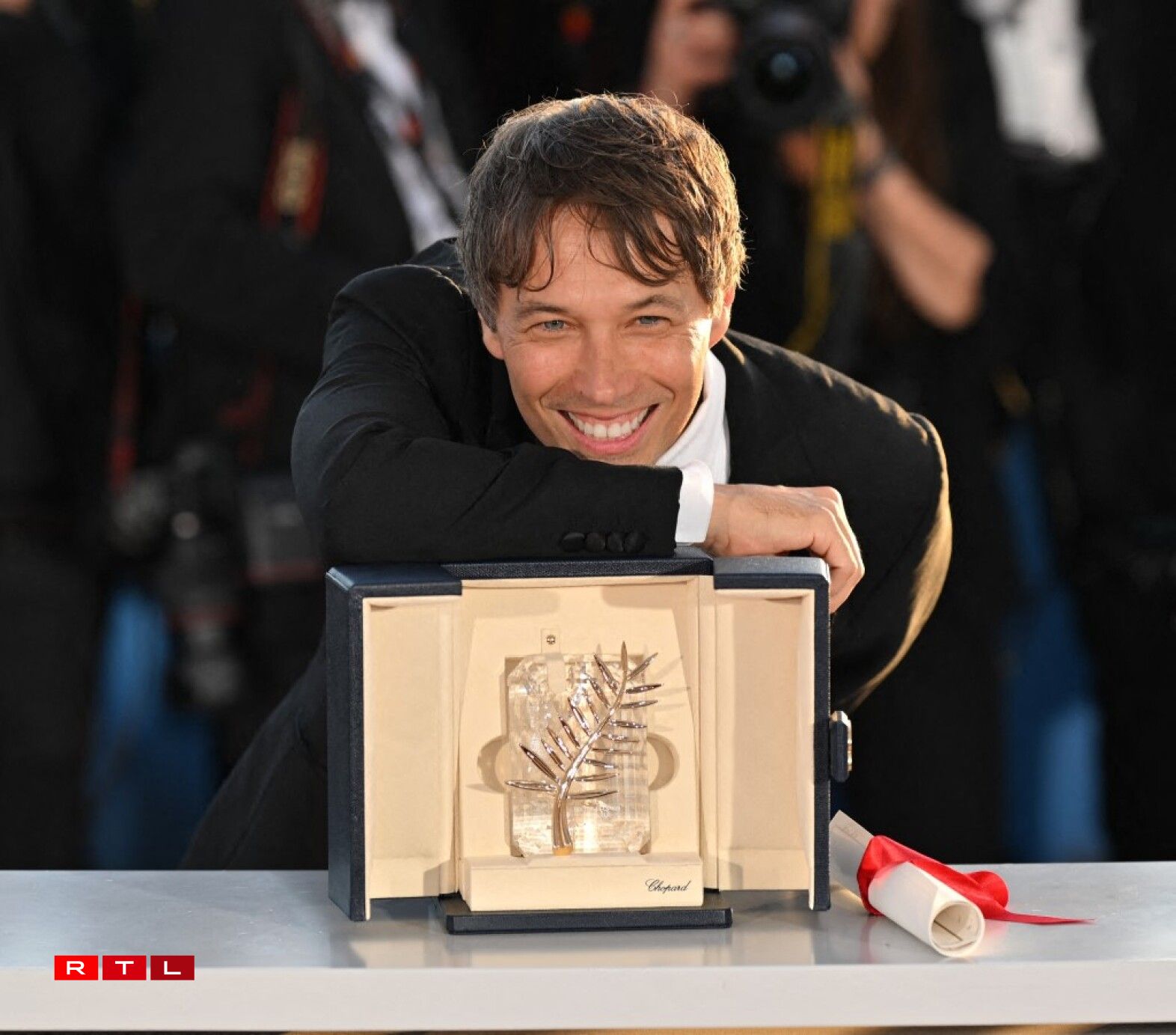 Den US-Regisseur Sean Baker mat der Palme d'or, déi hie fir säi Film