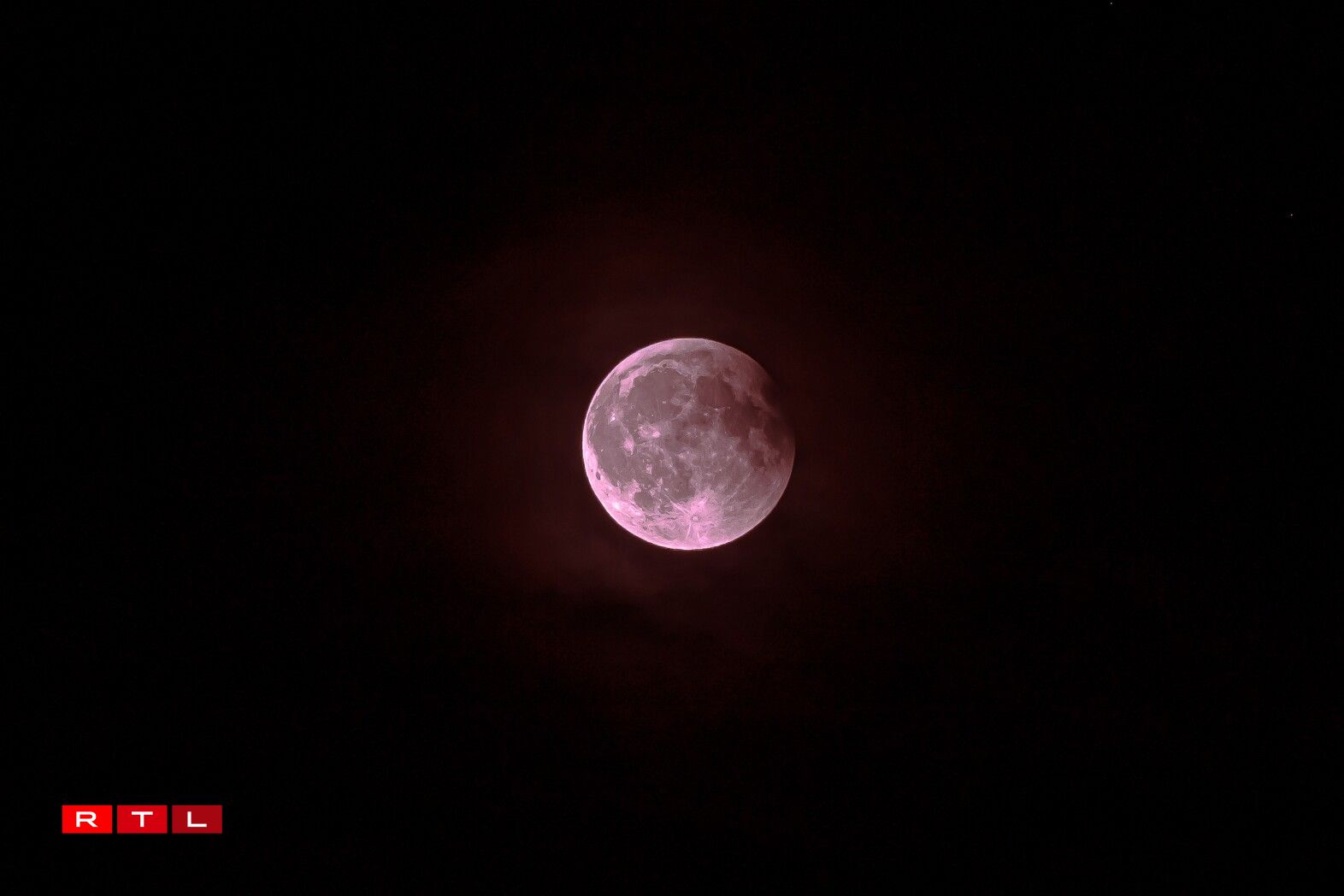 Vue vun der Statu vun der hëlleger Fatima zu Wolz/Domingos Oliveira