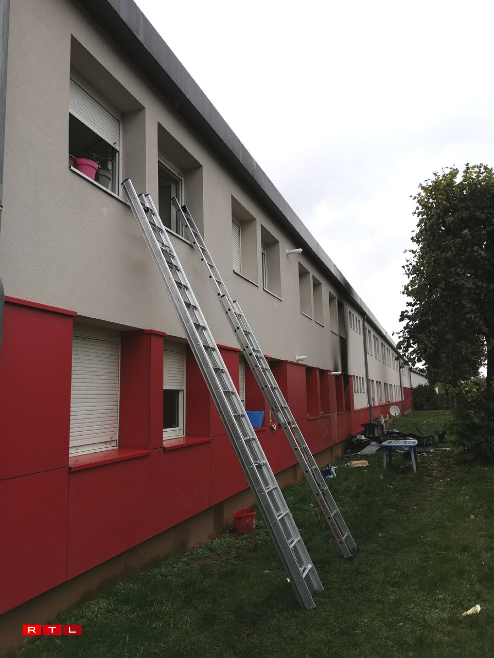 Certains sont sortis en empruntant une échelle placée au 1er étage.